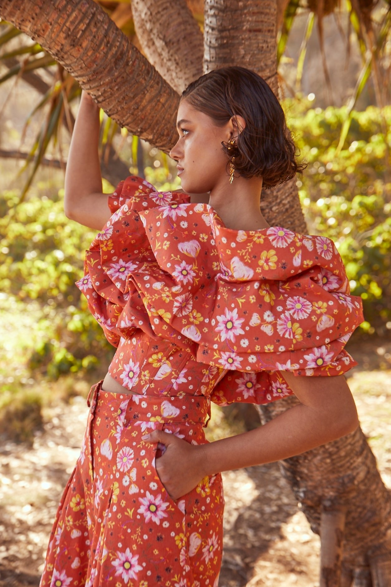 High-waisted linen trousers in Bloom Print by Mabel Brempong, tailored in Italian linen and cotton blend with deep front pleats for added volume and movement. Inspired by the wildflowers of South Africa's Namaqualand Desert, this original print captures timeless elegance in a captivating silhouette.